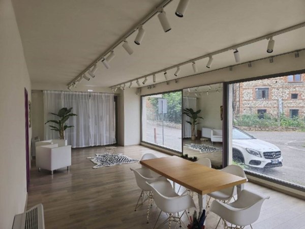 negozio in vendita a Sinalunga in zona Rigaiolo