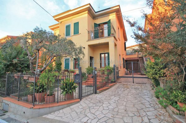 casa indipendente in vendita a Sinalunga in zona Bettolle