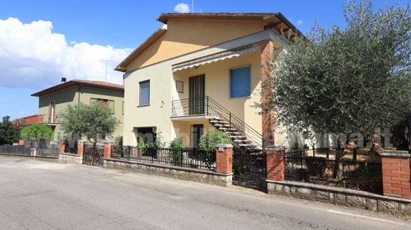 casa indipendente in vendita a Sinalunga in zona Bettolle