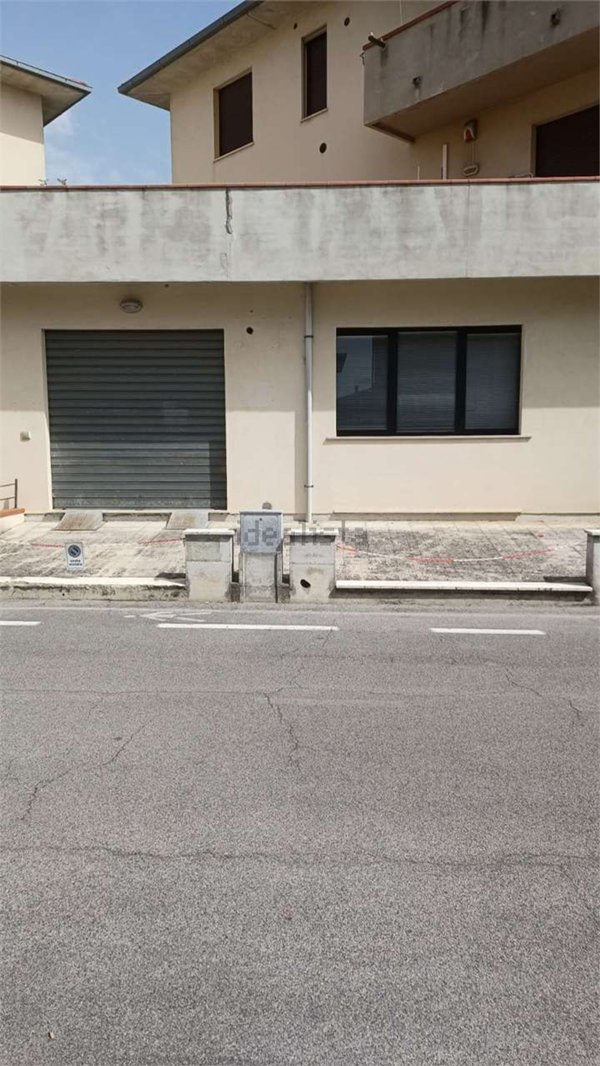 locale commerciale in vendita a Sinalunga