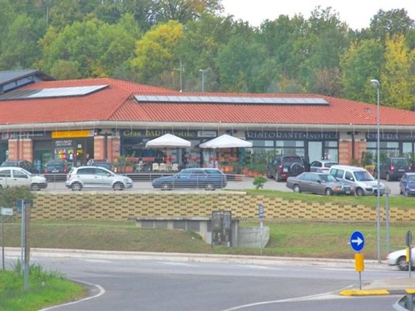 locale commerciale in vendita a Sinalunga