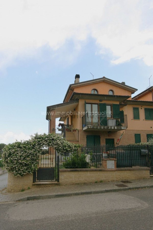casa indipendente in vendita a Sinalunga
