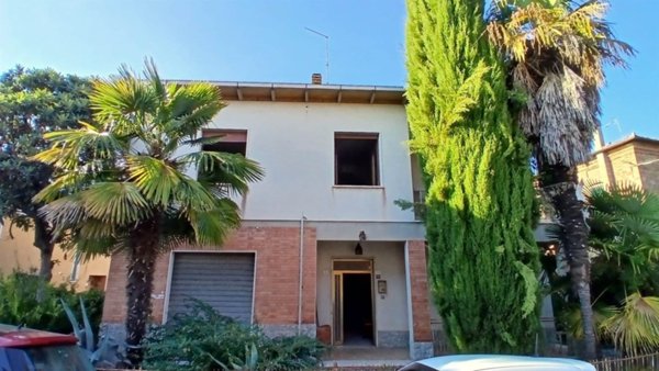 casa indipendente in vendita a Sinalunga in zona Bettolle