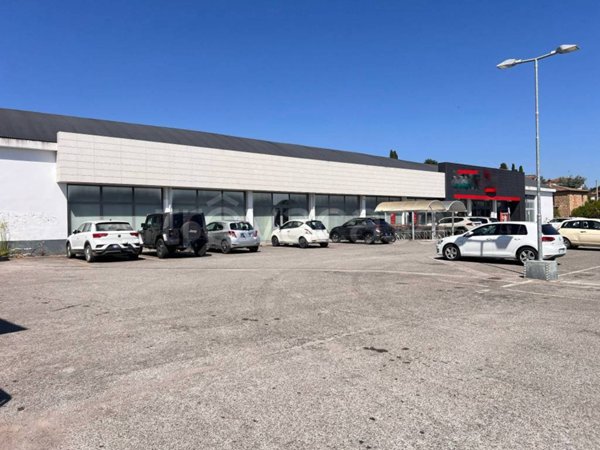 locale commerciale in vendita a Sinalunga in zona Rigaiolo