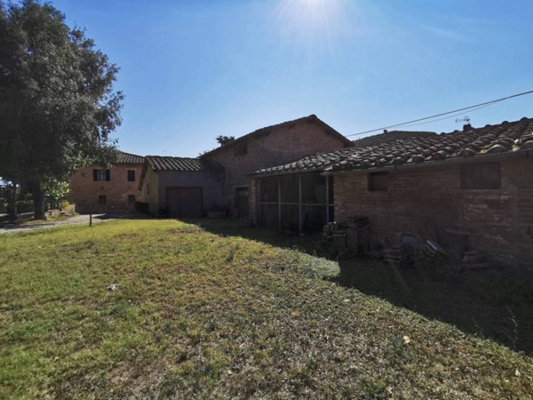 locale di sgombero in vendita a Sovicille