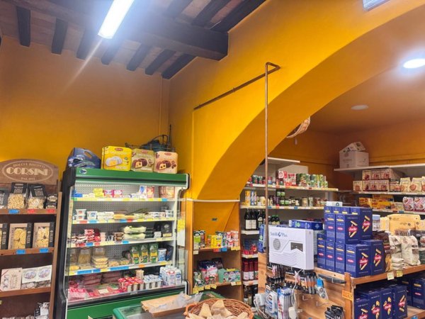 negozio in vendita a Sovicille in zona Rosia