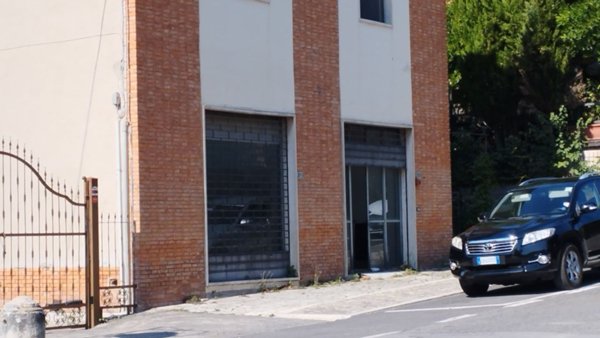 negozio in vendita a Montalcino in zona Torrenieri