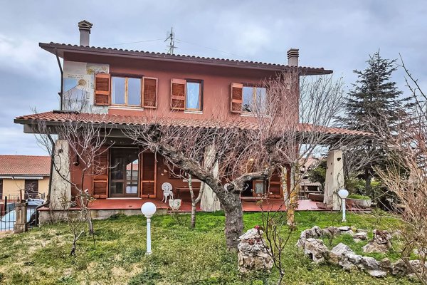 casa indipendente in vendita a Castel del Piano