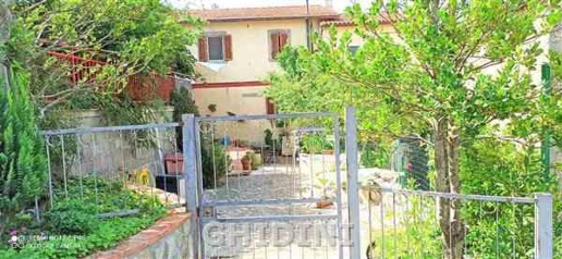 casa indipendente in vendita a Castel del Piano