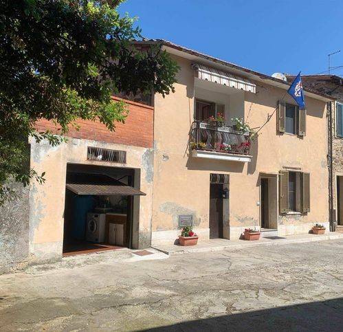 casa indipendente in vendita a Castel del Piano