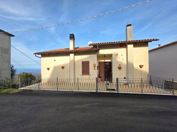 casa indipendente in vendita a Castel del Piano