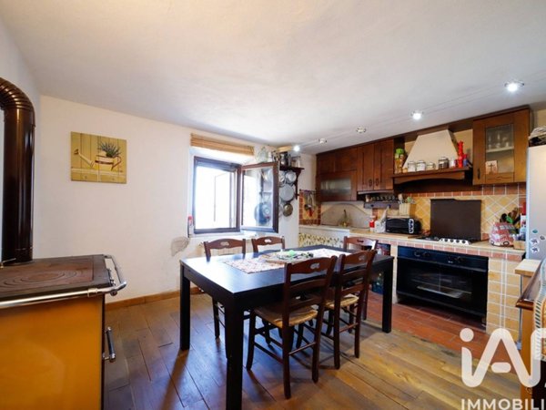 casa indipendente in vendita a Castel del Piano