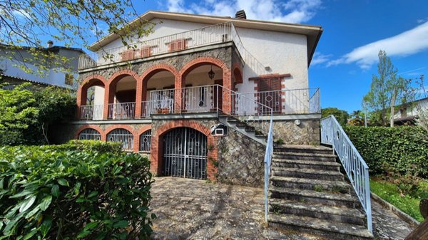 casa indipendente in vendita a Castel del Piano