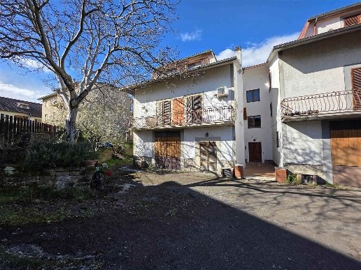casa indipendente in vendita a Castel del Piano