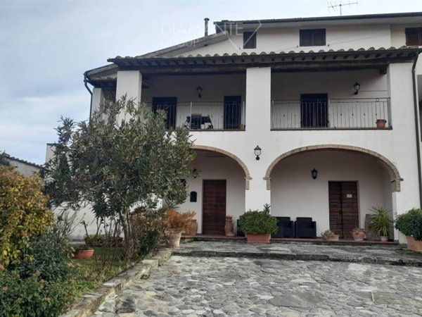casa indipendente in vendita a Castel del Piano