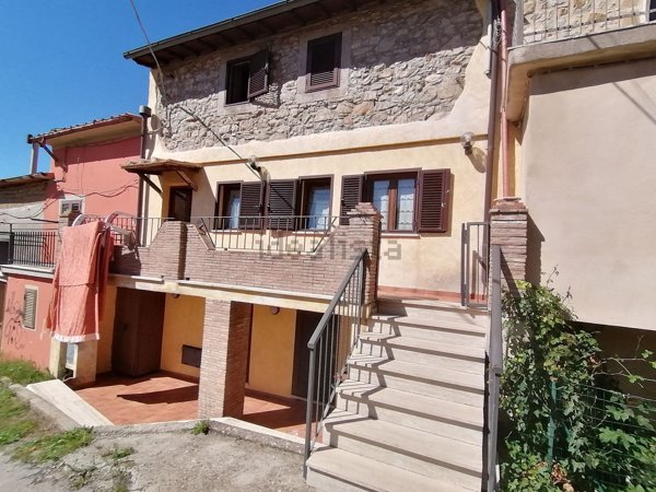 appartamento in vendita a Castell'Azzara in zona Selvena