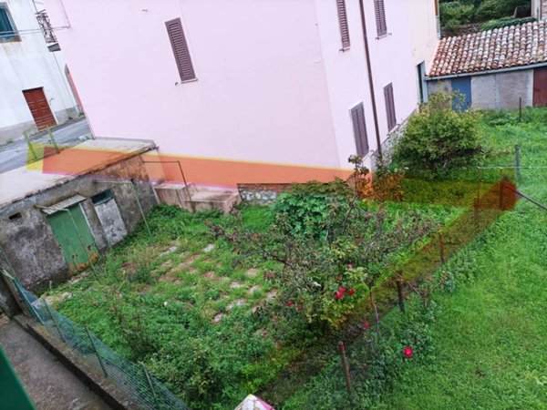 appartamento in vendita a Castell'Azzara in zona Selvena