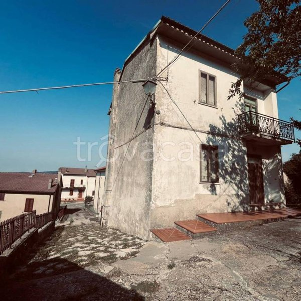 appartamento in vendita a Castell'Azzara in zona Selvena