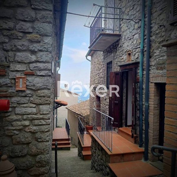 casa indipendente in vendita a Castell'Azzara