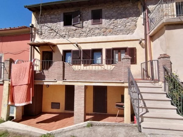 appartamento in vendita a Castell'Azzara in zona Selvena