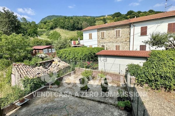 casa indipendente in vendita a Castell'Azzara in zona Selvena