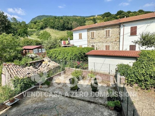 casa indipendente in vendita a Castell'Azzara in zona Selvena