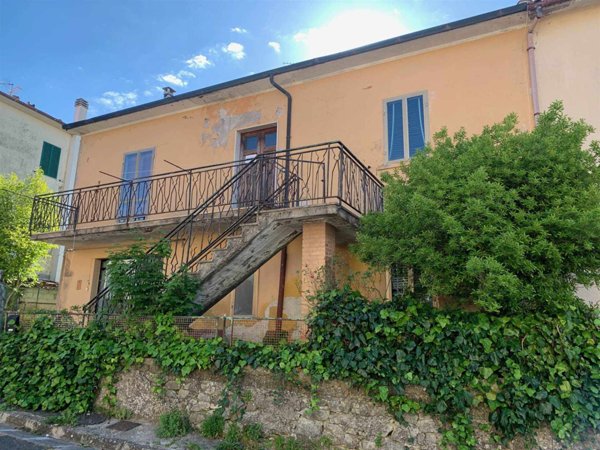 casa semindipendente in vendita a Castell'Azzara in zona Selvena