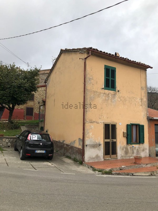 appartamento in vendita a Castell'Azzara in zona Selvena