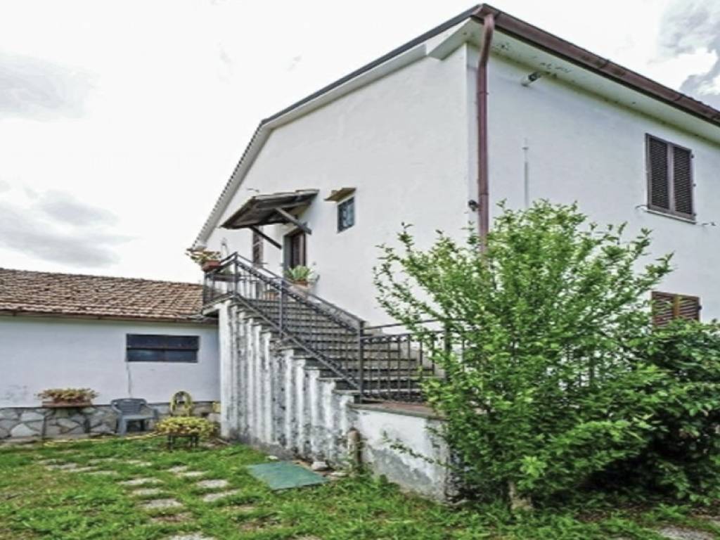 intera palazzina in vendita a Castell'Azzara in zona Selvena