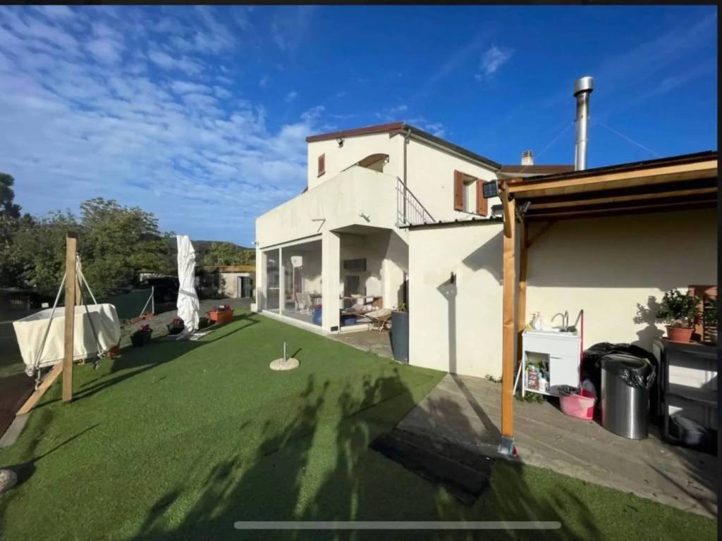 casa indipendente in vendita a Castiglione della Pescaia in zona Ampio