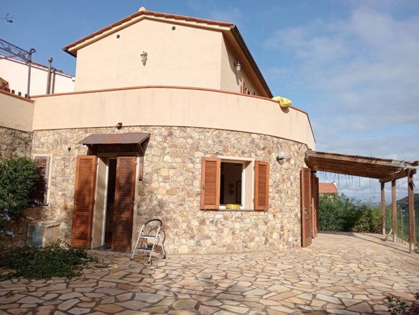 casa indipendente in vendita a Castiglione della Pescaia in zona Ampio