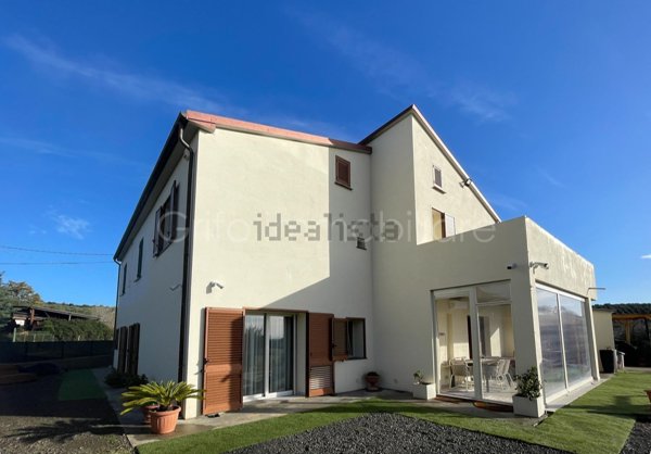 casa indipendente in vendita a Castiglione della Pescaia in zona Ampio