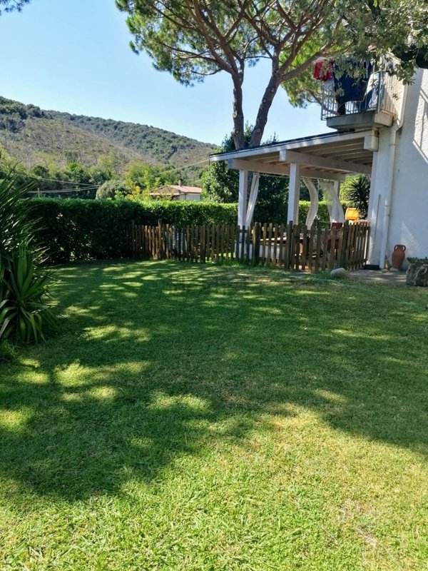 casa indipendente in vendita a Castiglione della Pescaia in zona Ampio