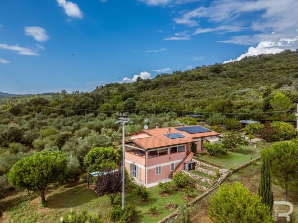 casa indipendente in vendita a Castiglione della Pescaia in zona Ampio