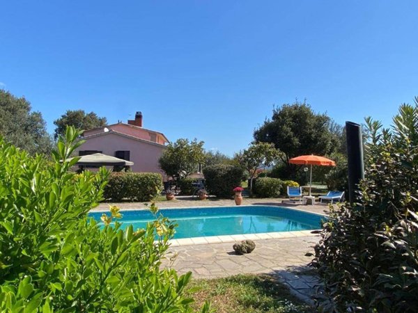 casa indipendente in vendita a Castiglione della Pescaia in zona Buriano