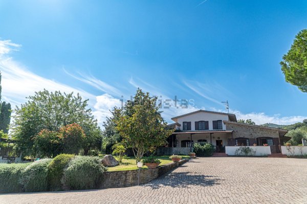 casa indipendente in vendita a Castiglione della Pescaia in zona Buriano