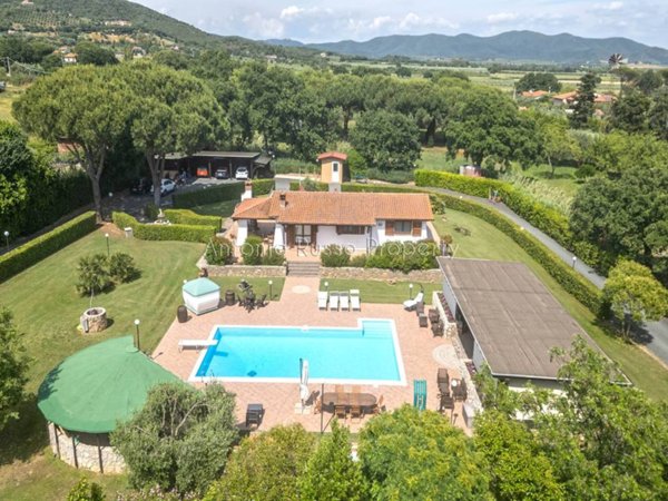 casa indipendente in vendita a Castiglione della Pescaia in zona Ampio