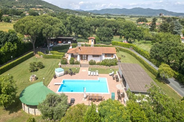 casa indipendente in vendita a Castiglione della Pescaia in zona Ampio