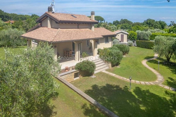 casa indipendente in vendita a Castiglione della Pescaia in zona Ampio