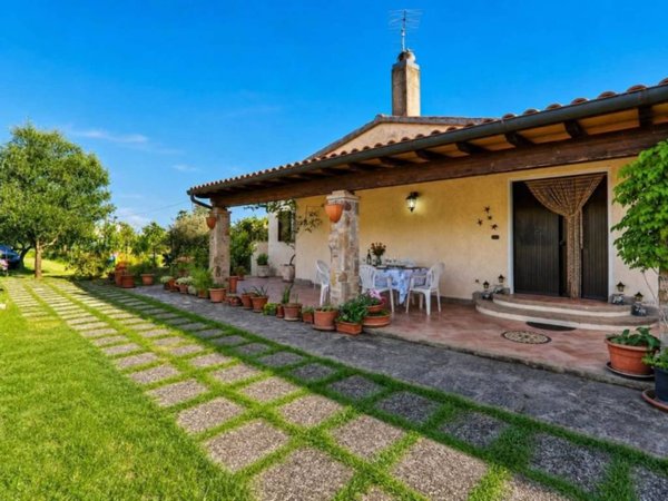 casa indipendente in vendita a Castiglione della Pescaia in zona Ampio
