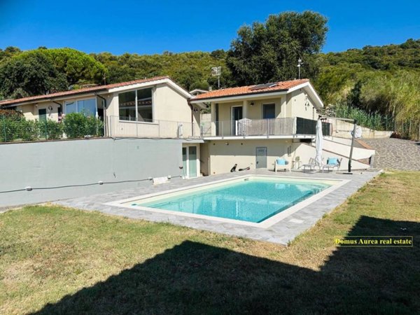 casa indipendente in vendita a Castiglione della Pescaia in zona Ampio