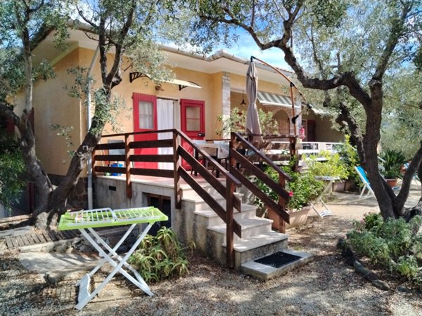 casa indipendente in vendita a Castiglione della Pescaia in zona Ampio