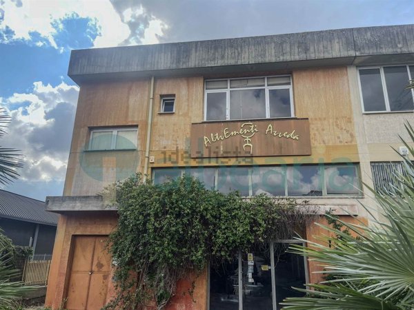 capannone in vendita a Follonica