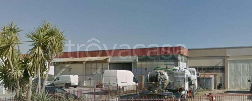 negozio in vendita a Follonica in zona Area Industriale