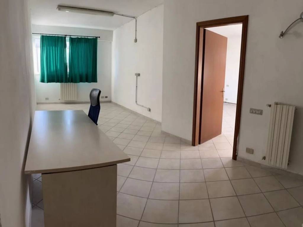 ufficio in vendita a Follonica in zona Area Industriale