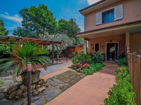 casa indipendente in vendita a Follonica