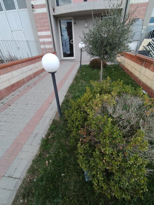 ufficio in vendita a Follonica in zona Area Industriale