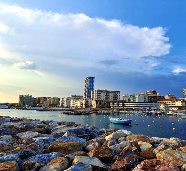 locale commerciale in vendita a Follonica