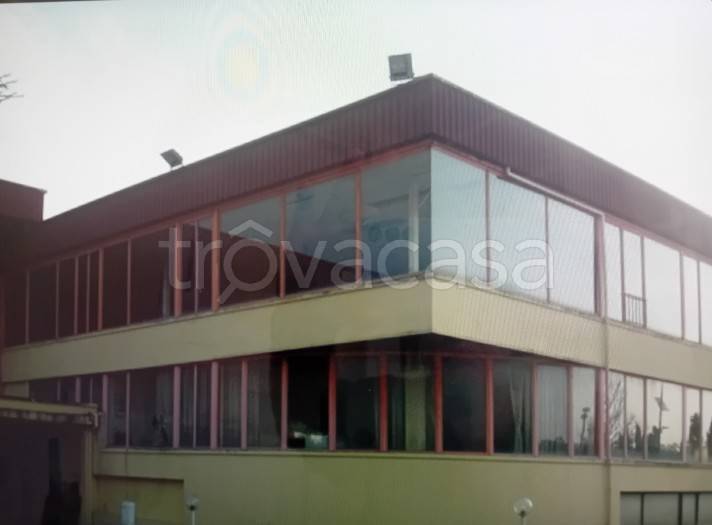 negozio in vendita a Follonica in zona Area Industriale