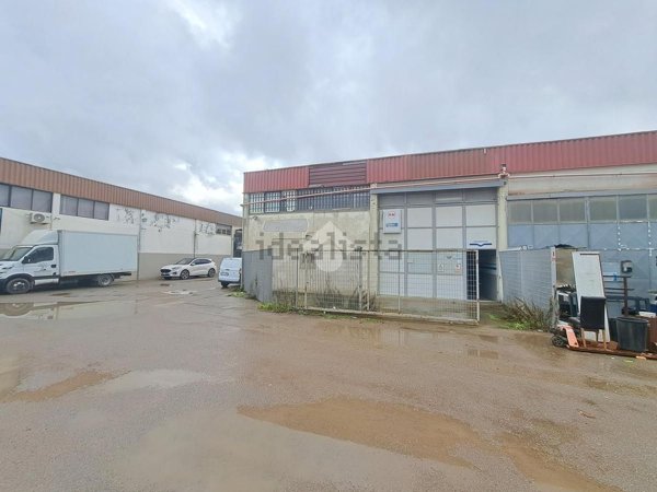 ufficio in vendita a Follonica in zona Area Industriale